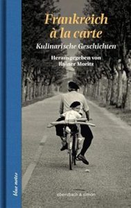 Das Cover zeigt ein Schwarz-Weiß-Foto einer ländlichen Straße, die von Bäumen gesäumt ist. Auf der Straße fährt ein Erwachsener mit einem Kind auf einem Mofa oder Motorroller, von hinten gesehen.